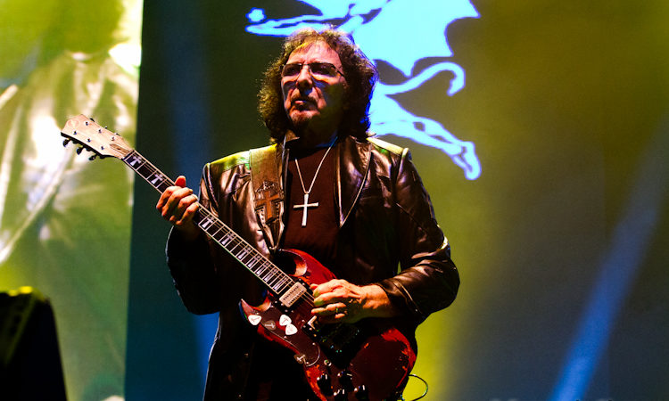 Black Sabbath, la Gibson lancia la Tony Iommi “Monkey” 1964 SG Special Replica