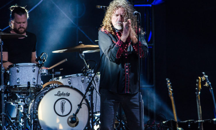 Led Zeppelin, Robert Plant ha cantato tre pezzi di Elvis al compleanno della ex moglie