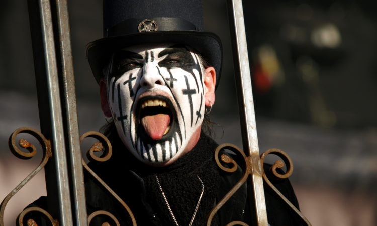 King Diamond, premiére video di ‘Arrival’ dal nuovo live ‘Songs For The Dead’