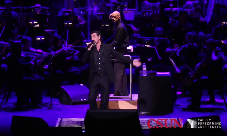 Serj Tankian, esecuzione di ‘Empty Walls’ al Valley Performing Arts Center