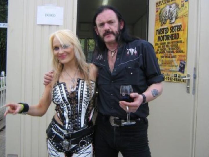 Doro Pesch, la cantante omaggia Lemmy Kilmister con il video di ‘It Still Hurts’