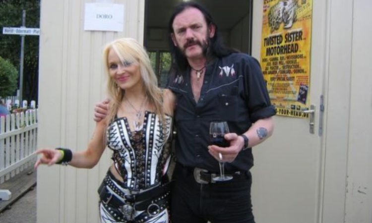 Doro Pesch, la cantante omaggia Lemmy Kilmister con il video di ‘It Still Hurts’