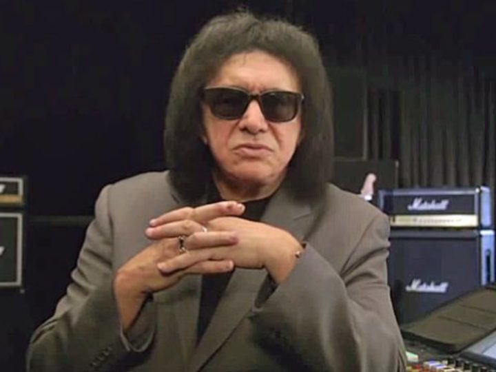 Kiss, Gene Simmons abbandona il tentativo di registrare il gesto delle ‘devil’s horns’