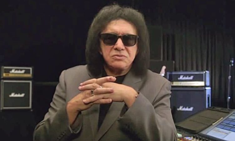 Kiss, Gene Simmons abbandona il tentativo di registrare il gesto delle ‘devil’s horns’