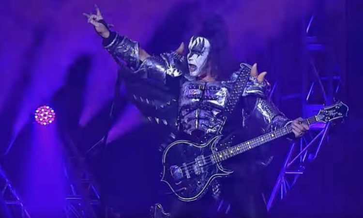 Kiss, Gene Simmons cerca di registrare il gesto delle corna metal 