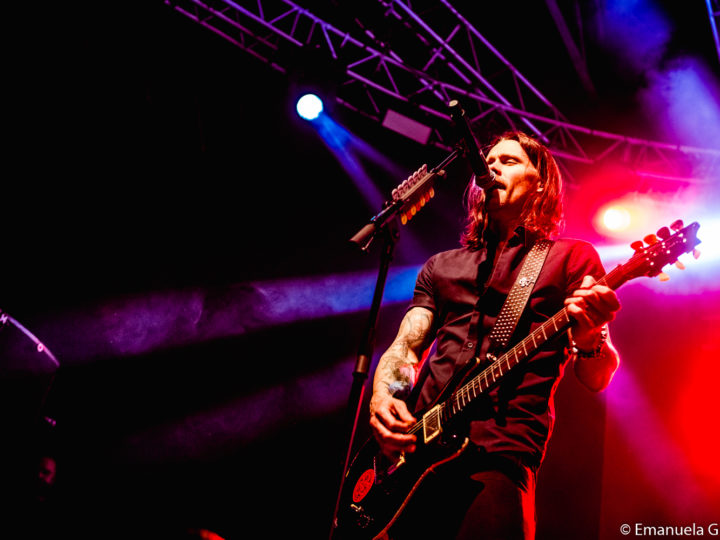 Alter Bridge, i video delle versioni acustiche di ‘Broken Wings’ e ‘In Loving Memory’ dai Kerrang! Radio Studios