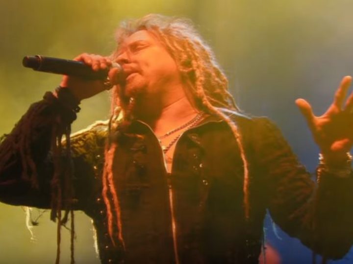 Korpiklaani, l’esecuzione di ‘Pilli On Pajusta Tehty’ tratta dall’imminente live album 