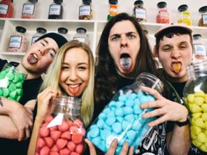 Milk Teeth, contratto con Roadrunner Records