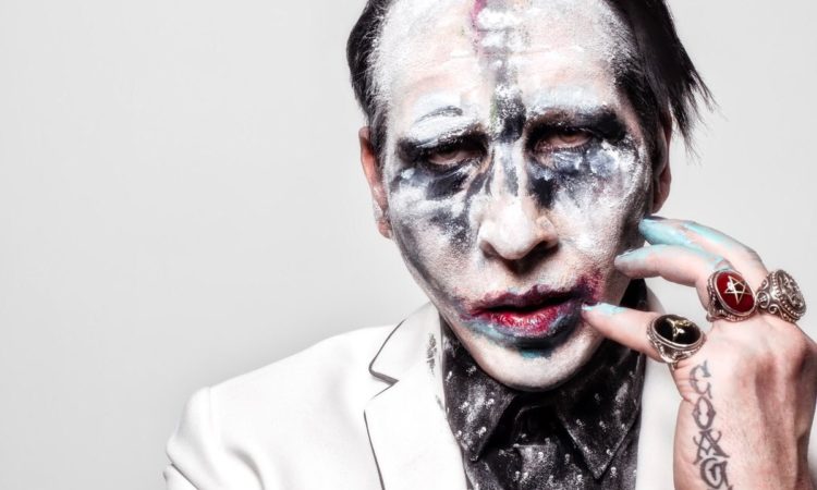 Marilyn Manson, la scenografia gli crolla addosso durante il concerto di New York