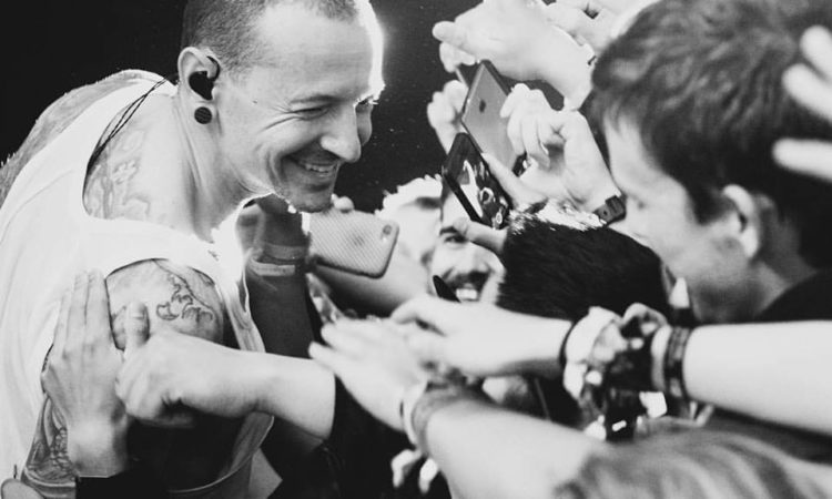 Linkin Park, condiviso dalla band emozionate video dal vivo di  ‘Crawling’