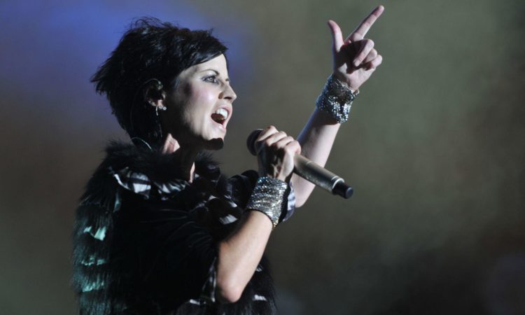 Dolores O’Riordan, morta qualche ora prima delle registrazioni con un gruppo metal