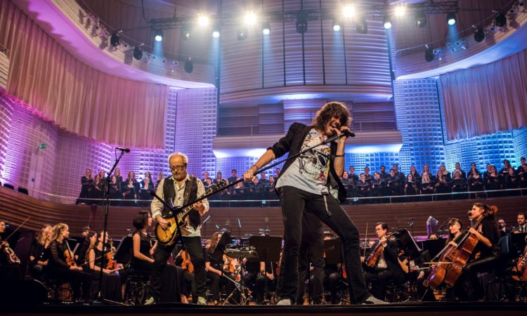 Foreigner, on line il video di ‘Double Vision’ con la 21st Century Symphony Orchestra & Chorus