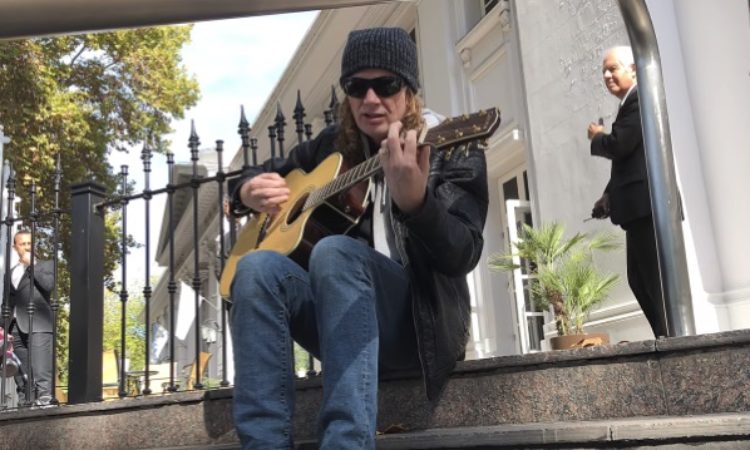 Megadeth, Dave Mustaine delizia i fans argentini con un miniset acustico suonato sugli scalini dell’hotel