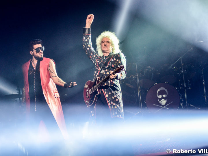 Queen + Adam Lambert, ‘Fat Bottomed Girls’ dal vivo a Dallas con le cheerleader dei Cowboys