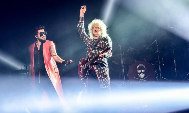 Queen + Adam Lambert, ‘Fat Bottomed Girls’ dal vivo a Dallas con le cheerleader dei Cowboys