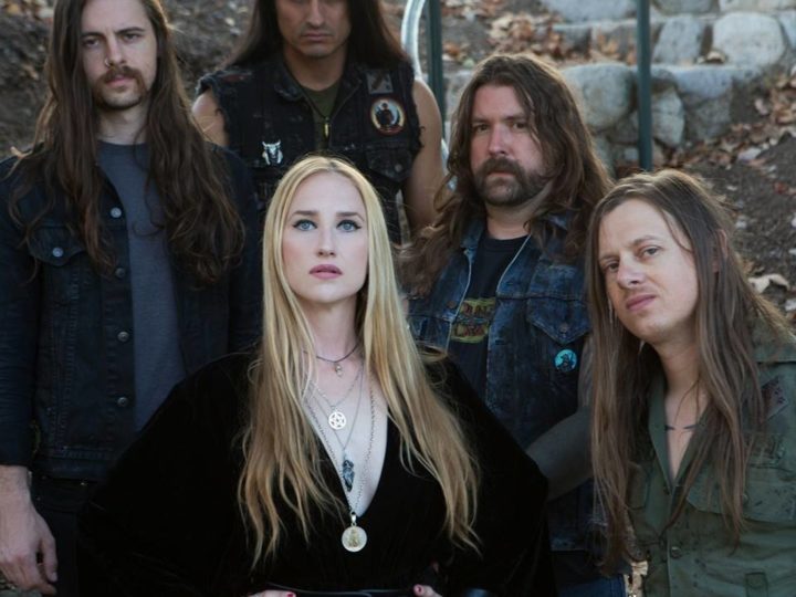 Huntress, addio a Jill Janus