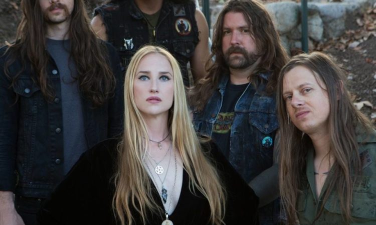 Huntress, addio a Jill Janus