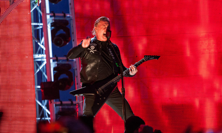 Metallica, James Hetfield ha ancora problemi di alcol e fermano il tour