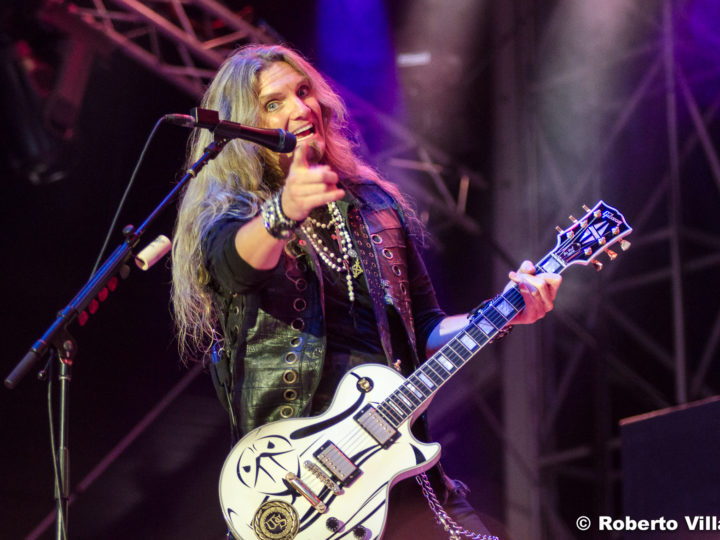 Between Worlds, nuovo singolo con Joel Hoekstra alla chitarra