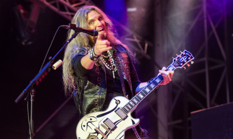 Between Worlds, nuovo singolo con Joel Hoekstra alla chitarra