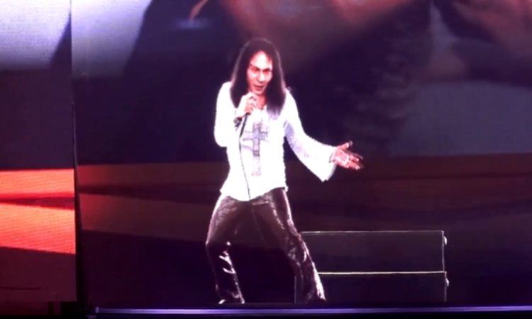 Ronnie James Dio, l’ologramma prende vita nello spettacolare video di ‘Rainbow In The Dark’