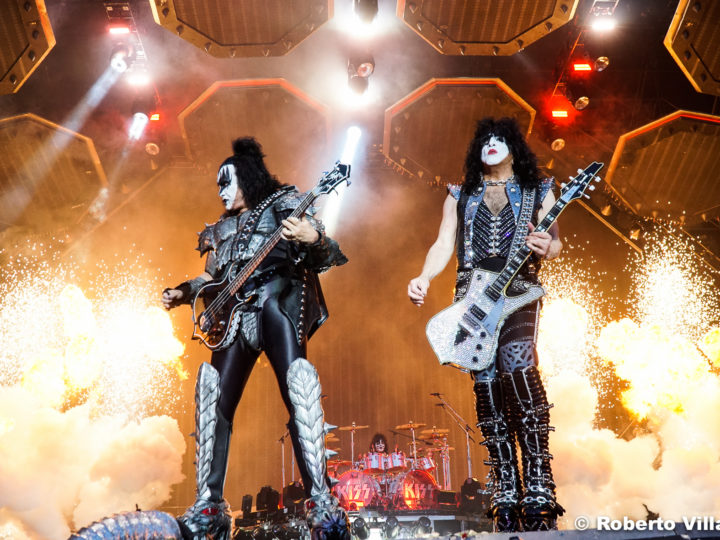 Kiss, Gene Simmons compie 70 anni, sorpresa durante un loro concerto