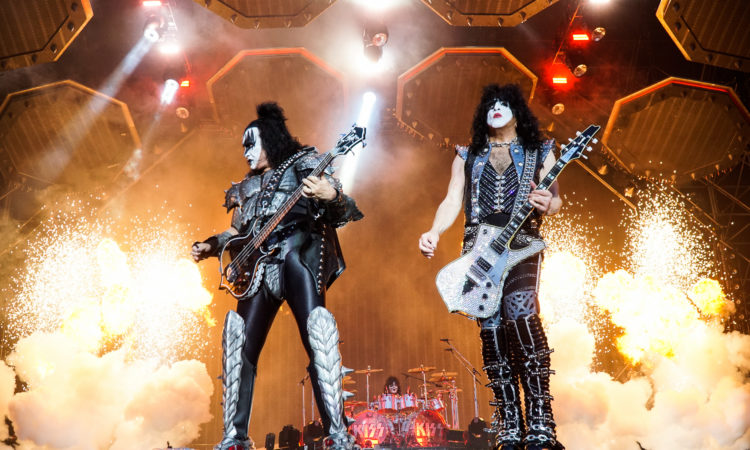 Kiss, Gene Simmons compie 70 anni, sorpresa durante un loro concerto