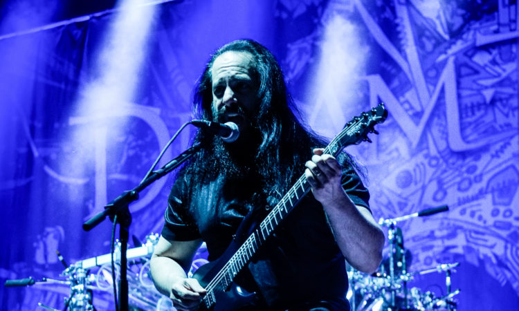 Dream Theater, John Petrucci ha condiviso l’ambiguo biglietto di benvenuto ricevuto dall’hotel polacco