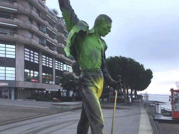 Queen, ripulita la statua di Freddie Mercury dopo l’atto vandalico di qualche giorno fa