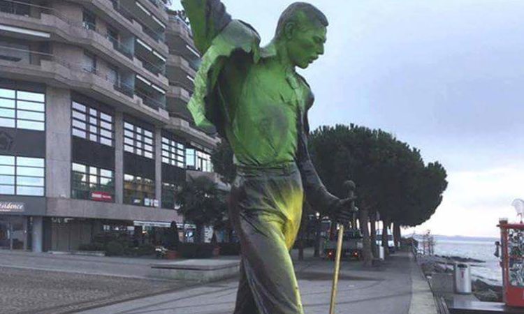 Queen, ripulita la statua di Freddie Mercury dopo l’atto vandalico di qualche giorno fa