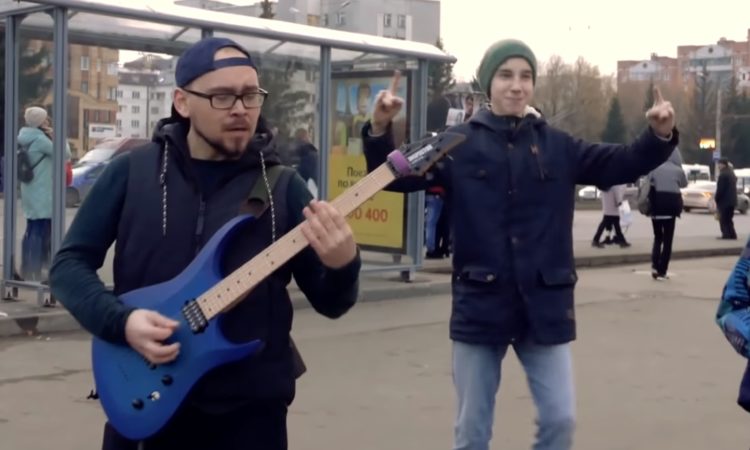 Slipknot, un ragazzo suona dei loro brani per le strade di Mosca [video]