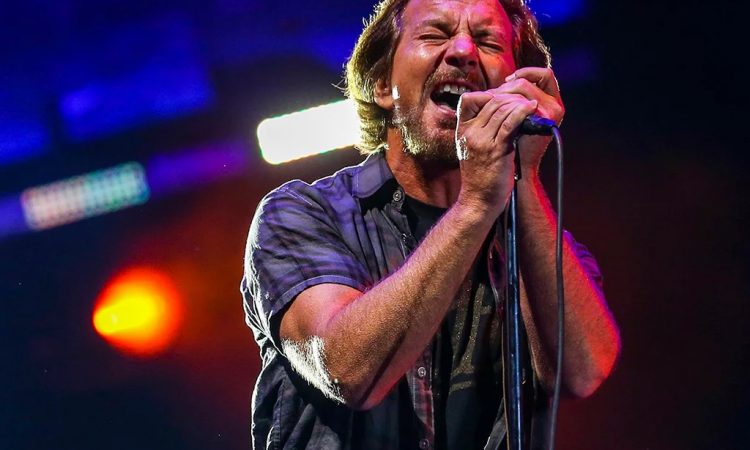 Pearl Jam, Eddie Vedder è ancora ‘senza voce’ annullato il concerto