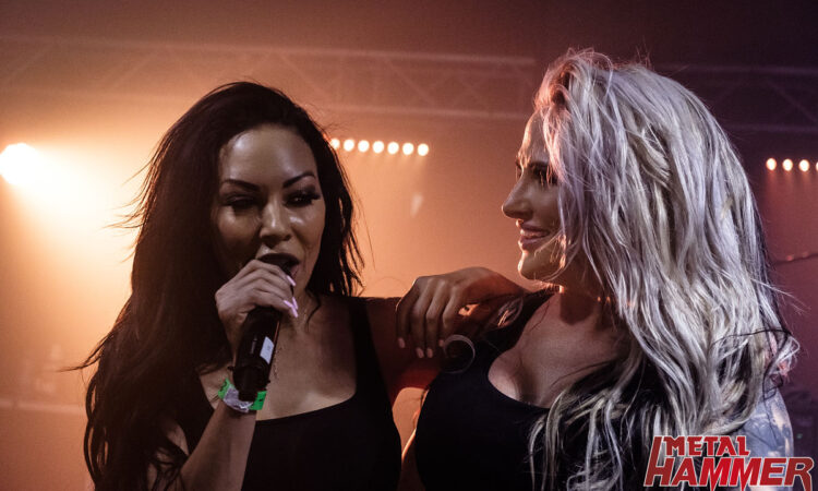 Butcher Babies, lascia la band la cantante Carla Harvey