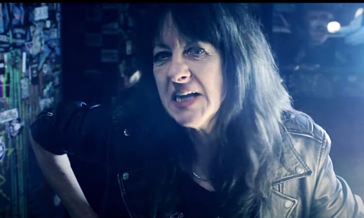 Girlschool, la frontwoman Kim McAuliffe barcolla sul palco