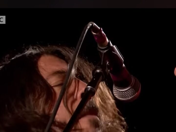 Guns N’ Roses, Dave Grohl sale sul palco del Glastonbury Festival nel Regno Unito