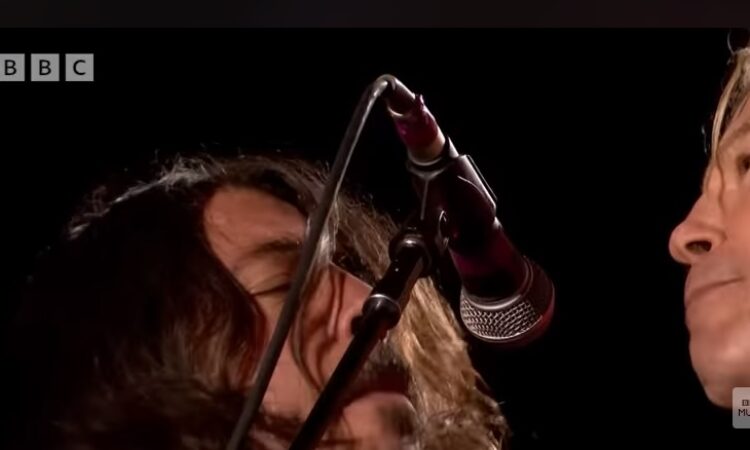 Guns N’ Roses, Dave Grohl sale sul palco del Glastonbury Festival nel Regno Unito