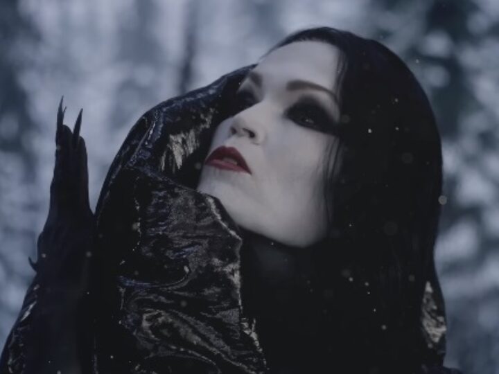 Tarja, la magia gotica in versione natalizia nel video della cover ‘All I Want For Christmas Is You’ di Mariah Carey