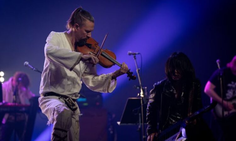 Tuomas Rounakari e Yasuharu Takanashi, guarda il concerto ‘Epic East Meets Northern Beast’