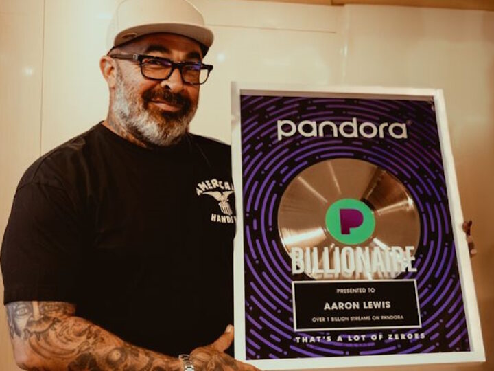 Staind, Aaron Lewis premiato con la Billionaires Plaque di Pandora