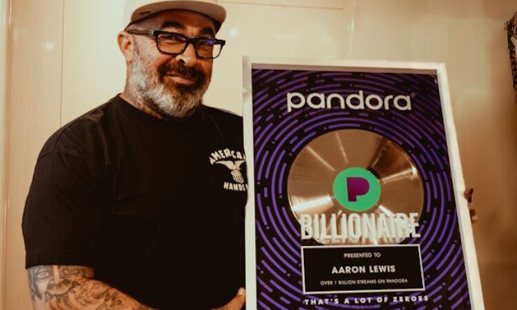 Staind, Aaron Lewis premiato con la Billionaires Plaque di Pandora