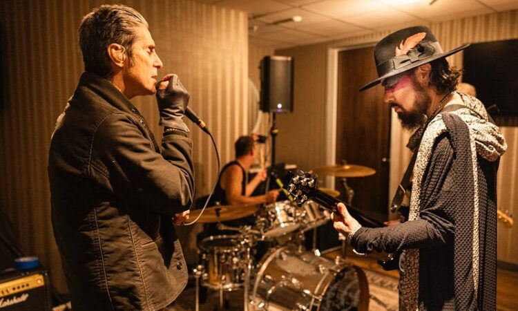 Jane’s Addiction, Dave Navarro aggredito sul palco da Perry Farrell